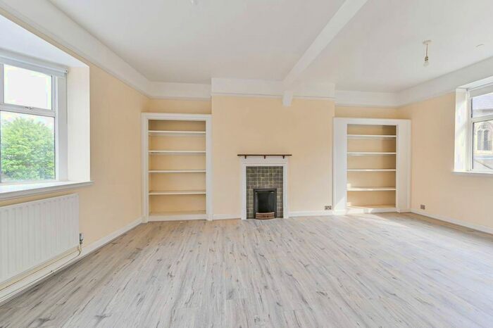 3 Bedroom Flat To Rent In Clapham Common, Clapham Common South Side, London, SW4