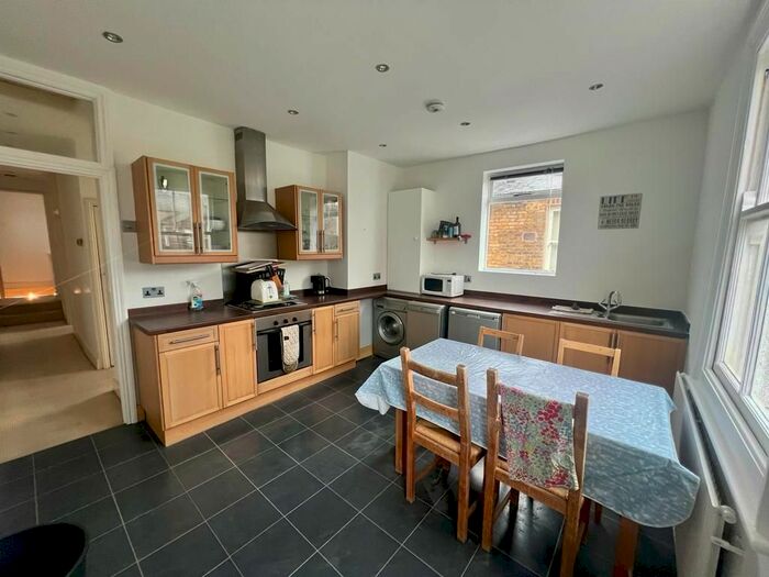 2 Bedroom Flat To Rent In Mantilla Road, London, SW17