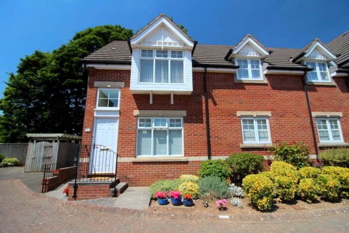 2 Bedroom Flat To Rent In Cranford Avenue, Exmouth, EX8