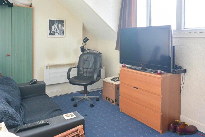 1 Bedroom Apartment To Rent In Regents Park Terrace, Leeds, LS6