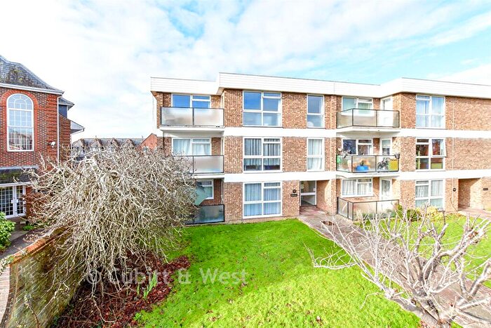 2 Bedroom Flat For Sale In St. Flora's Road, Littlehampton, West Sussex, BN17