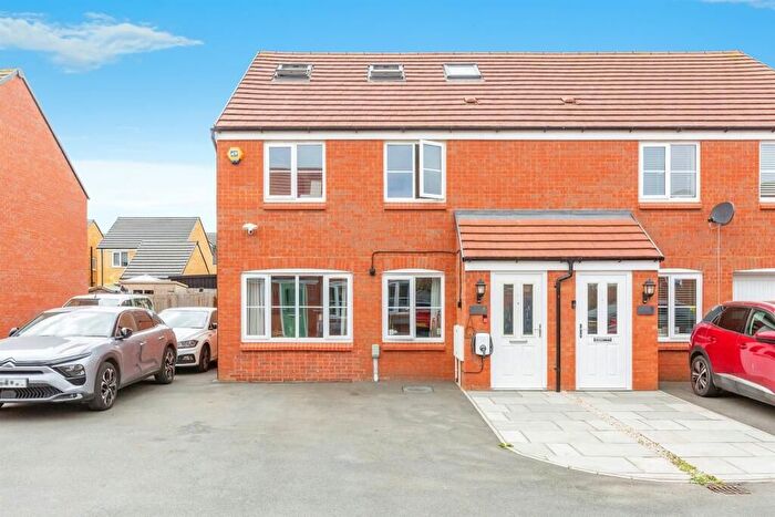 5 Bedroom Semi Detached House For Sale In Philips Field Close, Kettering, NN15