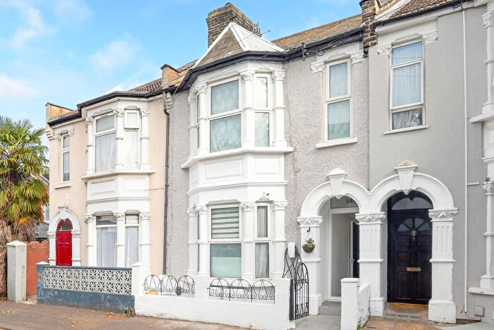 3 Bedroom Flat For Sale In Washington Avenue, Manor Park, E12