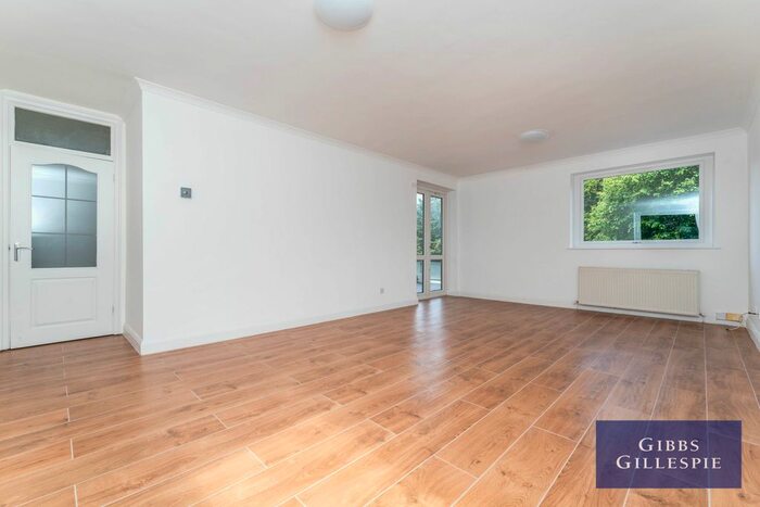 3 Bedroom Flat To Rent In Hillcrest Road, London, W5
