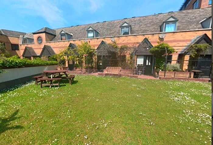 2 Bedroom Flat To Rent In Bedroom Bridgehouse Court, Blackfriars Road, Southwark / Waterloo, SE1