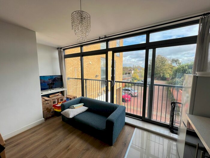 3 Bedroom Flat To Rent In Caxton Road, London, SW19