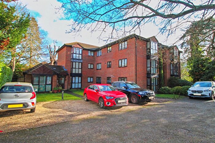 1 Bedroom Flat For Sale In Station Avenue, Walton-On-Thames, KT12