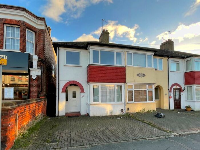 3 Bedroom End Of Terrace House To Rent In Heath Park Road, Romford, RM2