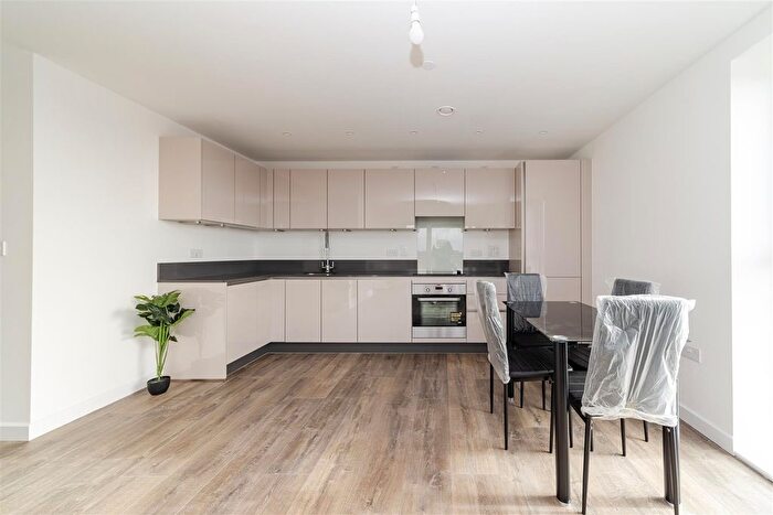 2 Bedroom Flat To Rent In East Acton Lane, London, W3