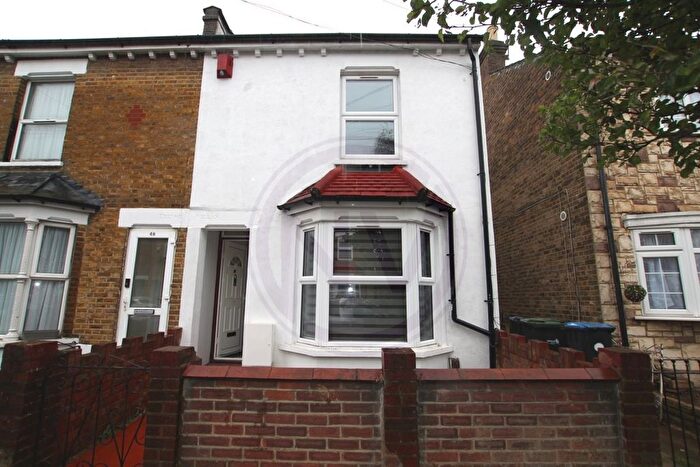 3 Bedroom Flat To Rent In Raynton Road, Enfield, EN3
