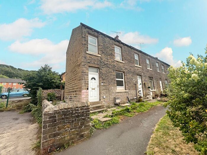 2 Bedroom End Of Terrace House For Sale In Wakefield Road, Huddersfield, HD5
