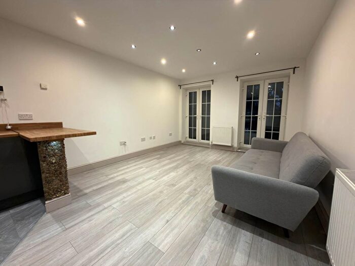 1 Bedroom Flat To Rent In Ford Grove, Winchmore Hill, N21