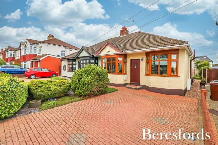 2 Bedroom Bungalow For Sale In Newbury Gardens, Upminster, RM14