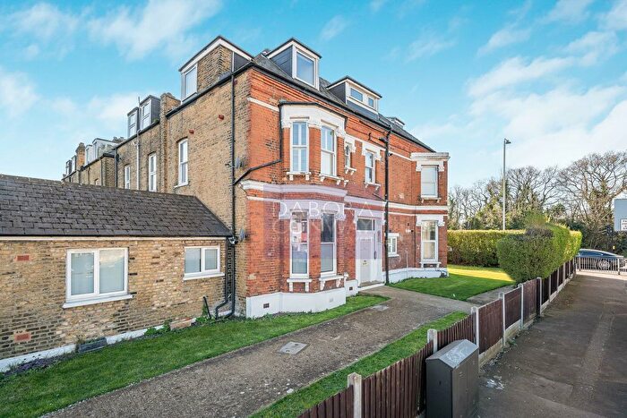 2 Bedroom Flat To Rent In Hollybush Hill, Wanstead, E11