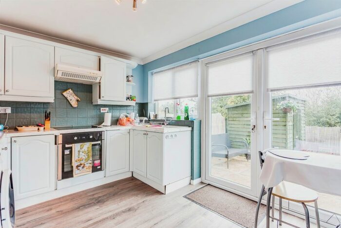 2 Bedroom Town House For Sale In Park Avenue, Kirkthorpe, Wakefield, WF1