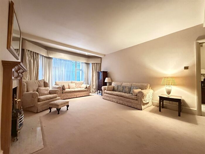 3 Bedroom Flat For Sale In Rutland Court, London, SW7