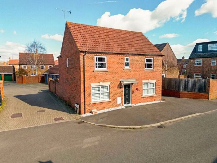 4 Bedroom Detached House For Sale In Arncott Way, Aylesbury, HP19