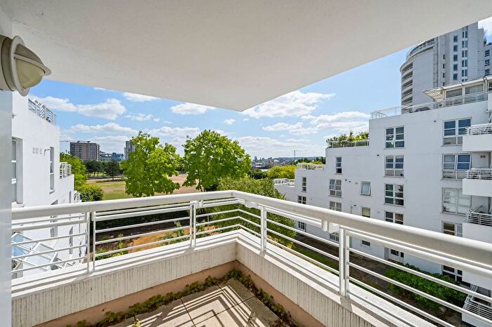 2 Bedroom Flat To Rent In Barrier Point Road, Silvertown, London, E16