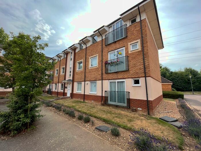 2 Bedroom Apartment To Rent In Eddington Crescent, Welwyn Garden City, AL7