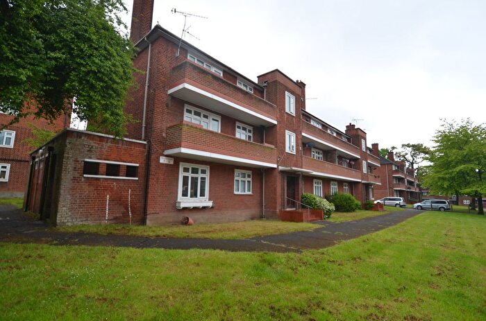 2 Bedroom Flat To Rent In South Woodford, London, E18