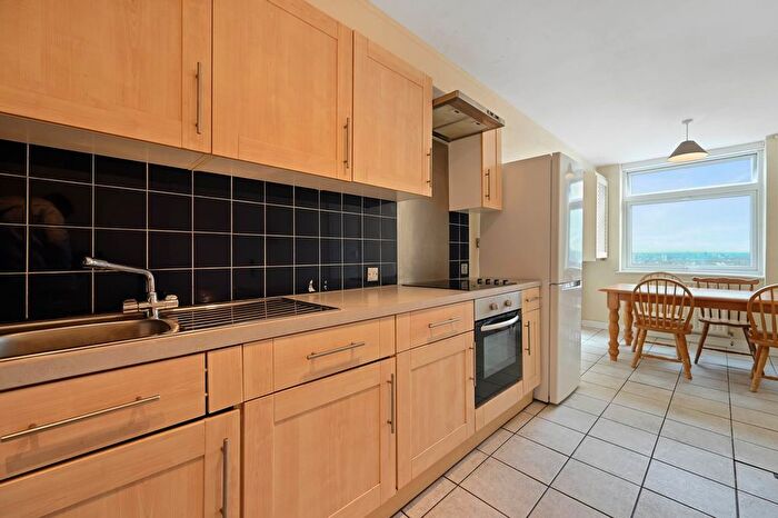 3 Bedroom Flat To Rent In Shepherds Bush Green, Shepherds Bush, London, W12