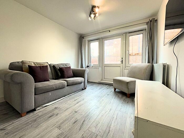 1 Bedroom Flat To Rent In Heylyn Square, London, E3