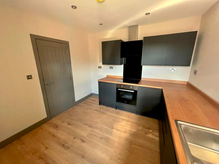 2 Bedroom Flat To Rent In Flat Mason Gardens, Ropergate, Pontefract, WF8