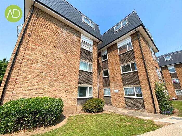 1 Bedroom Penthouse To Rent In The Lampits, Hoddesdon, EN11
