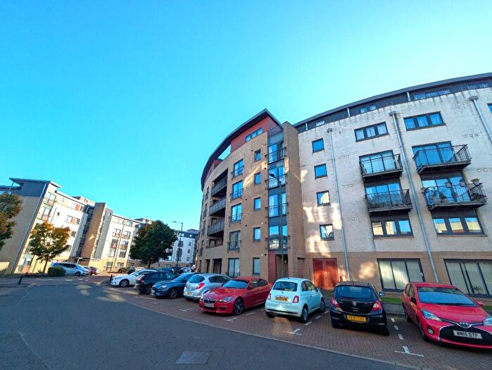 3 Bedroom Flat To Rent In East Pilton Farm Crescent, Fettes, Edinburgh, EH5