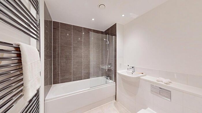 3 Bedroom Flat To Rent In Rolfe Terrace London, SE18