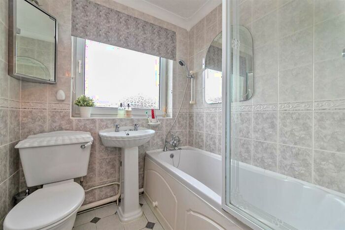 3 Bedroom End Of Terrace House For Sale In Handcross Road, Luton, LU2