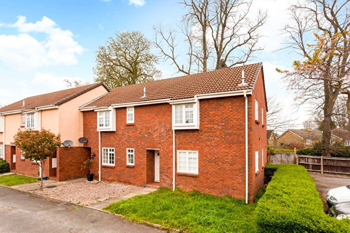 1 Bedroom Flat For Sale In Finnart Close, Weybridge, KT13