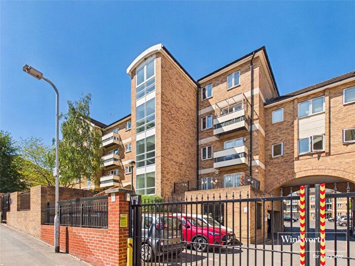 2 Bedroom Flat For Sale In Branagh Court, Reading, Berkshire, RG30