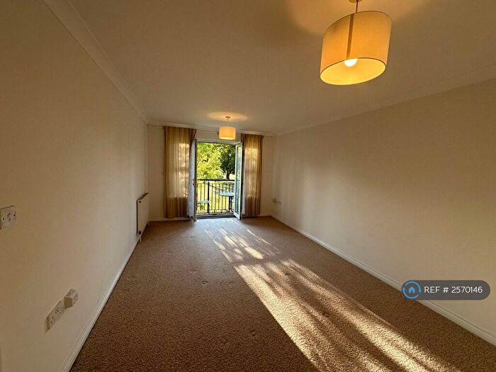 2 Bedroom Flat To Rent In Cobham Close, Enfield, EN1
