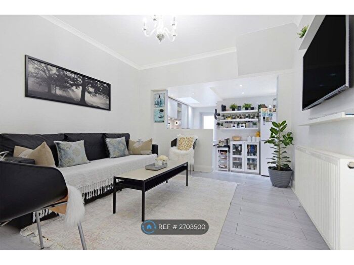 2 Bedroom Flat To Rent In Tavistock Avenue, London, E17