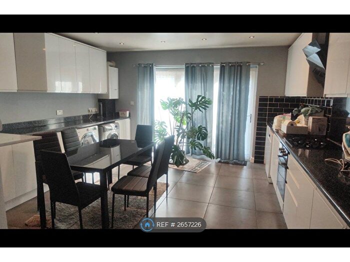 6 Bedroom Terraced House To Rent In Fourth Avenue, London, E12