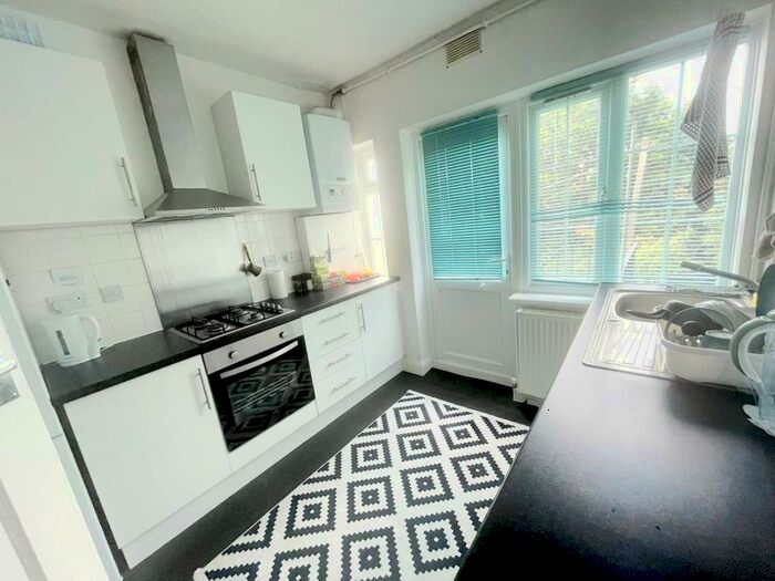 2 Bedroom Apartment To Rent In Torrington Park, Finchley, N12