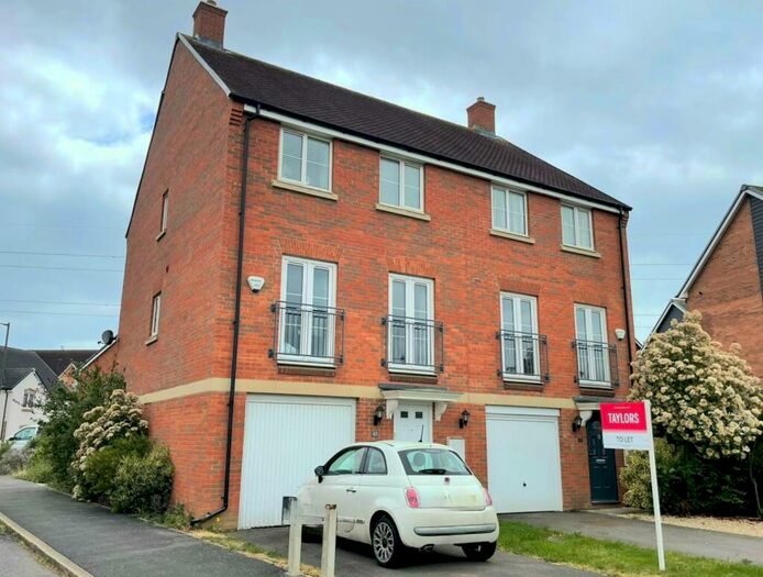 4 Bedroom Town House To Rent In Noble Crescent, Aylesbury, HP18