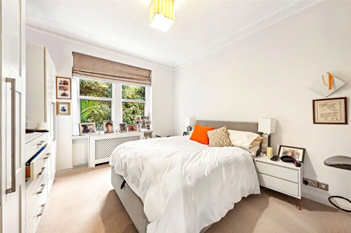2 Bedroom Flat For Sale In Albert Mansions, Albert Bridge Road, London, SW11