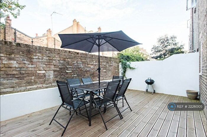 3 Bedroom Flat To Rent In College Place, London, NW1