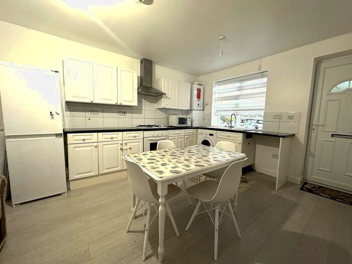 2 Bedroom Maisonette To Rent In Great Cambridge Road, Cheshunt, Waltham Cross, EN8