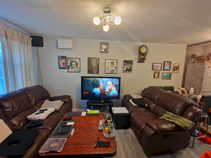 2 Bedroom Flat To Rent In Springwood Crescent, Edgware, HA8