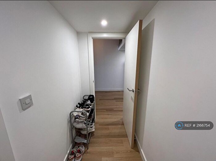 2 Bedroom Flat To Rent In Metro Court, West Bromwich, B70