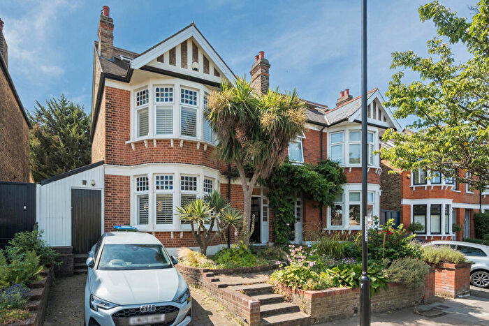 5 Bedroom Semi-Detached House For Sale In Dunvegan Road, London, SE9