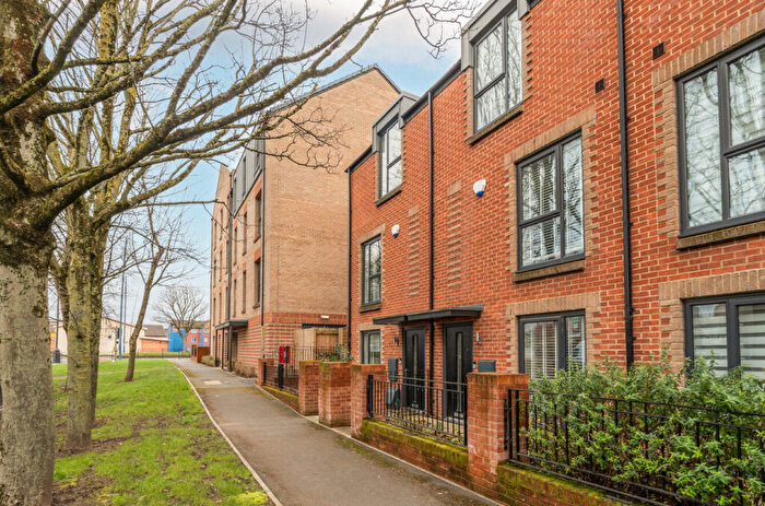 3 Bedroom Town House For Sale In Butler Street, Manchester, Greater Manchester, M40