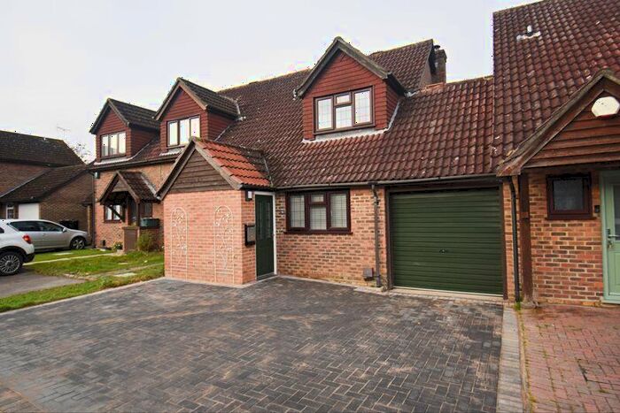 3 Bedroom Semi-Detached House To Rent In Pettys Brook Road, Chineham, RG24