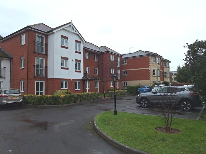 2 Bedroom Flat For Sale In Mill Road, Worthing, BN11