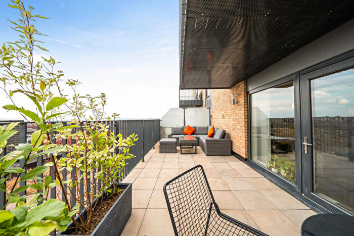 2 Bedroom Flat For Sale In Hampden Road, London, N8