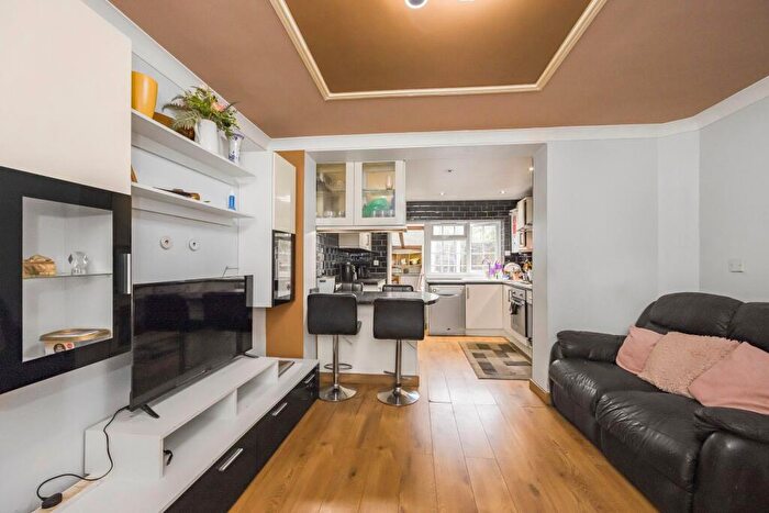 4 Bedroom Semi-Detached House For Sale In Bruce Road, London, E3