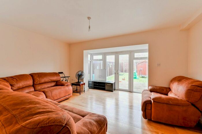 3 Bedroom Terraced House To Rent In Lavender Close, London, Chingford, London, E4